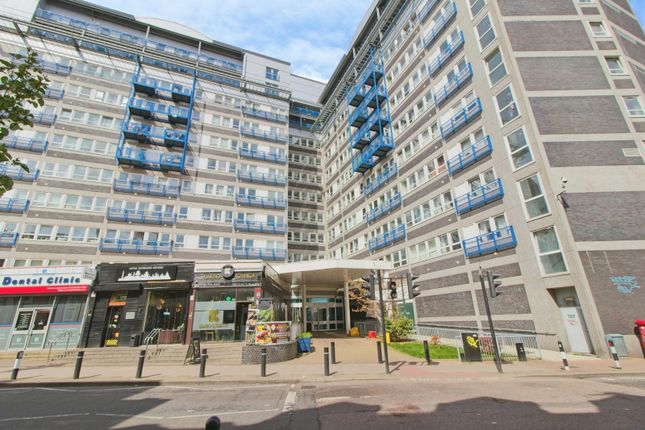 1 bed property, in Calderwood Street, £130,000