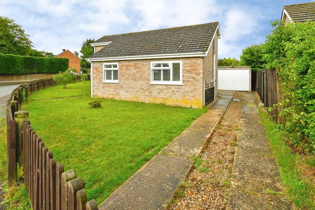 2 bed property, in Walnut Close, £220,000