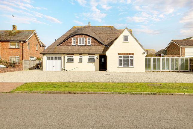 3 bed property, in Golden Avenue, £1,095,000