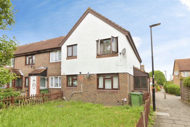 2 bed property, in Goldfinch Road, £239,750