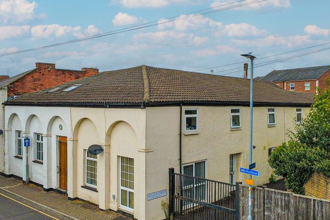 2 bed property, in South Street, £184,000