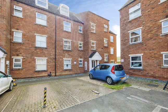 2 bed property, in Willow Tree Close, £90,000