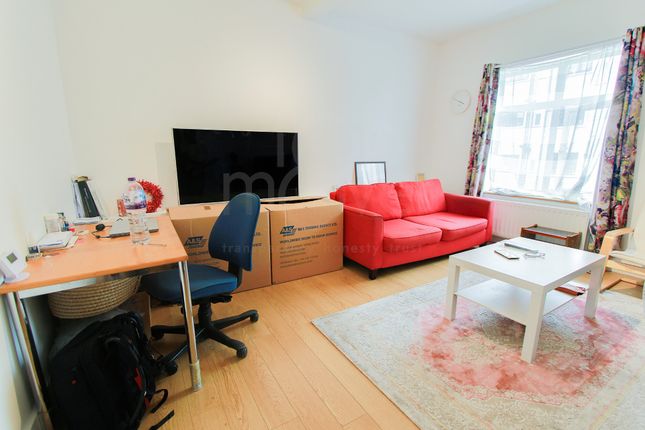 1 bed property, in Brighton Road, £170,000
