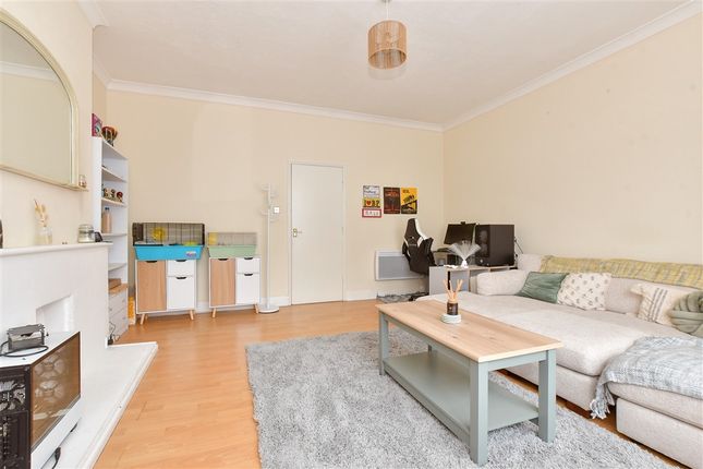 1 bed property, in Carisbrooke Road, £110,000