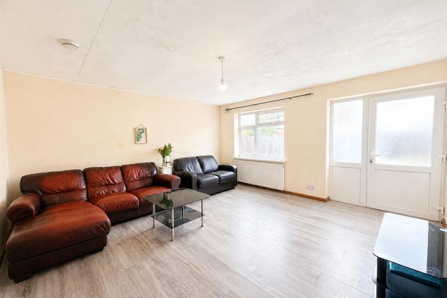 2 bed property, in Ash Grove, £375,000