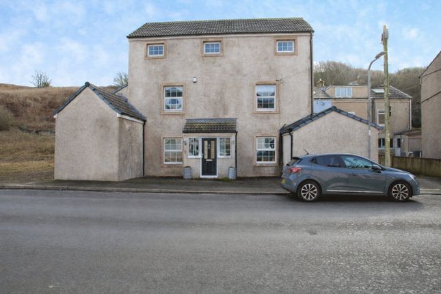 5 bed property, in Main Street, £260,000