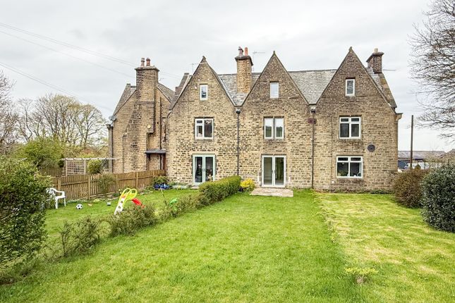 2 bed property, in Wilshaw Road, £225,000
