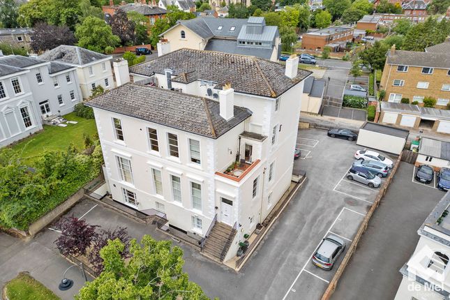 2 bed property, in Marchmont, £275,000