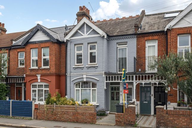 2 bed property, in Kingston Road, £300,000