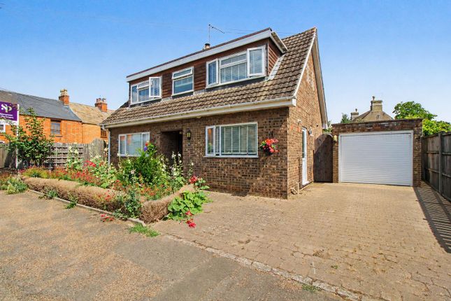 2 bed property, in NN14, £280,000