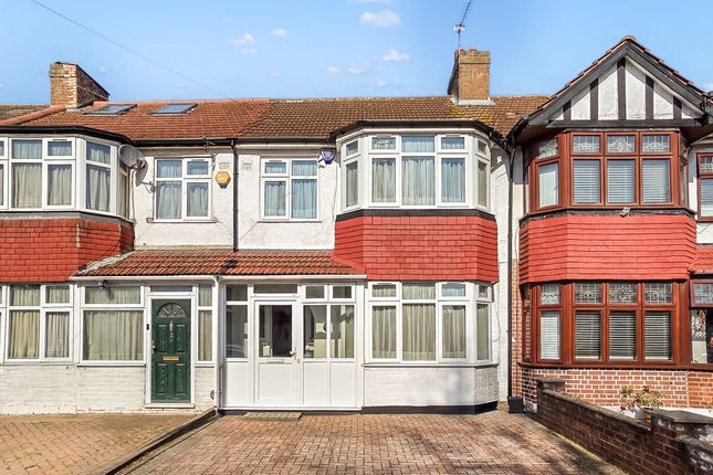 3 bed property, in The Fairway, £599,995