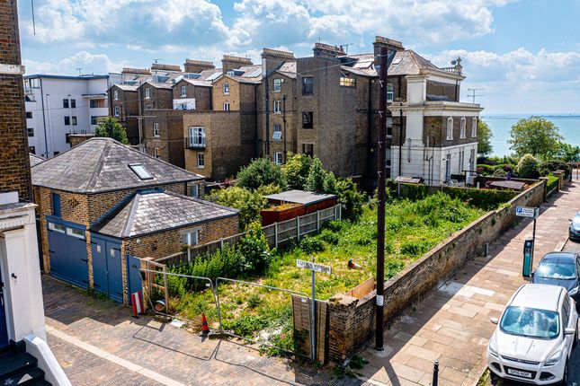 3 bed property, in Clifton Mews, £250,000
