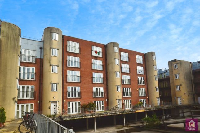 2 bed property, in Caminada House, £130,000