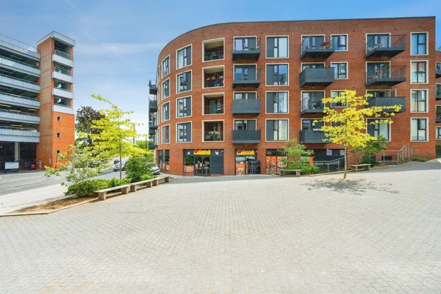 2 bed property, in Lilys Walk, £335,000