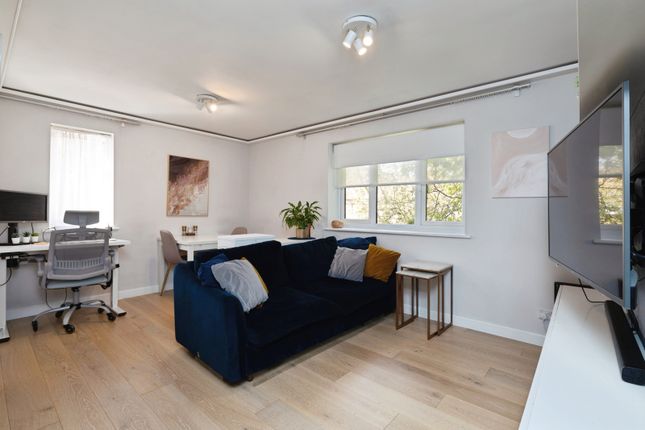 1 bed property, in Pittman Gardens, £220,000