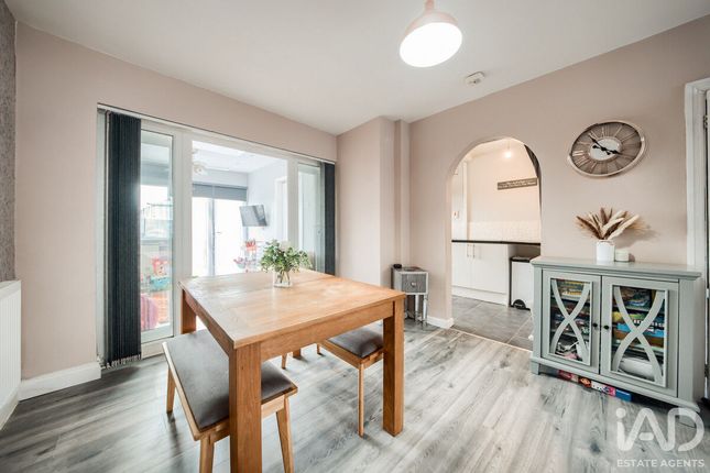 3 bed property, in Wordsworth Road, £240,000