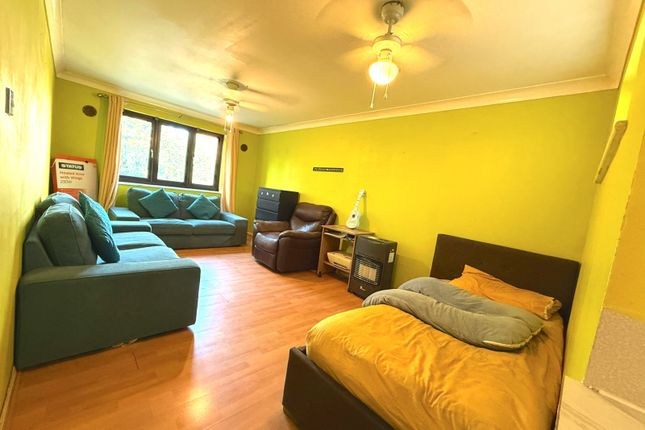 1 bed property, in Porter Close, £165,000