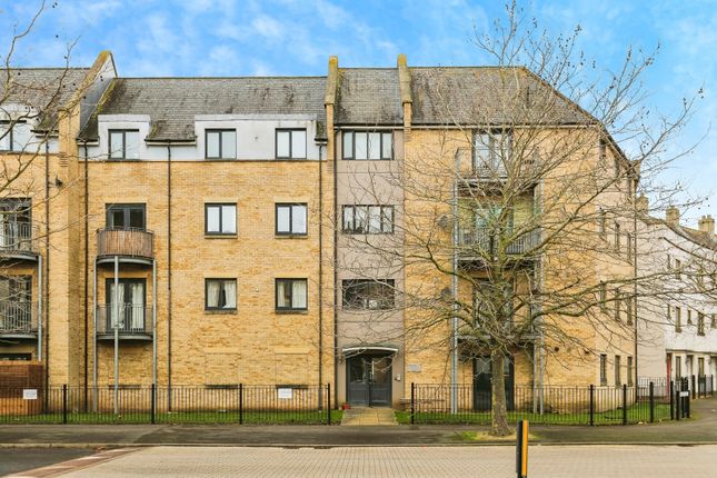 2 bed property, in Chariot Way, £250,000