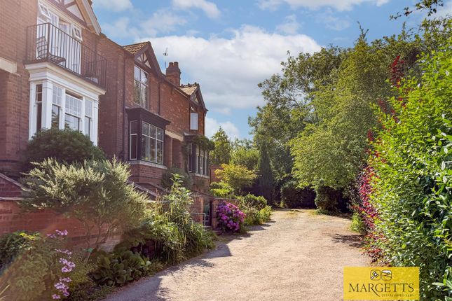 3 bed property, in St Pauls Close, £375,000