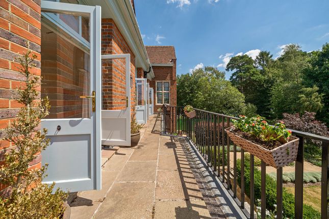 2 bed property, in Kings Drive, £390,000