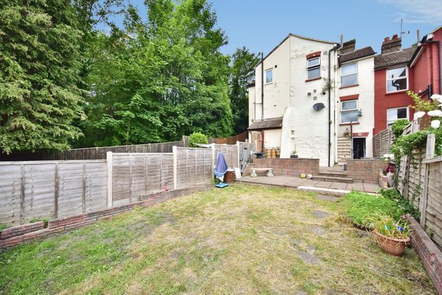2 bed property, in Farleigh Hill, £270,000