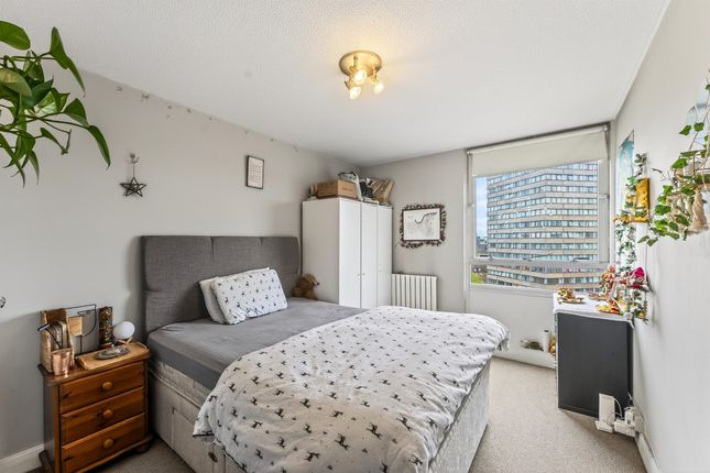 2 bed property, in Bramlands Close, £225,000