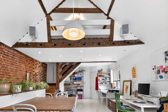 2 bed property, in Upper St. Giles Street, £325,000