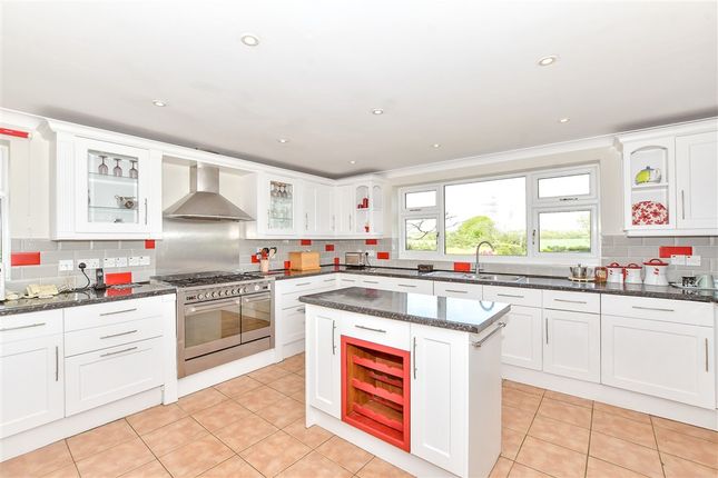5 bed property, in Main Road, £750,000