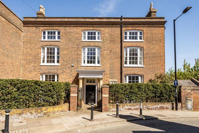 8 bed property, in Bury St. Edmunds, £1,850,000