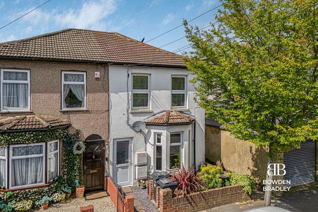 1 bed property, in Perrymans Farm Road, £200,000
