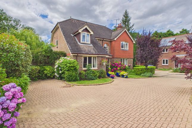 5 bed property, in Petworth Drive, £975,000