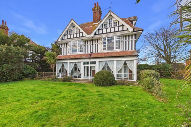 3 bed property, in Hamilton Gardens, £449,500