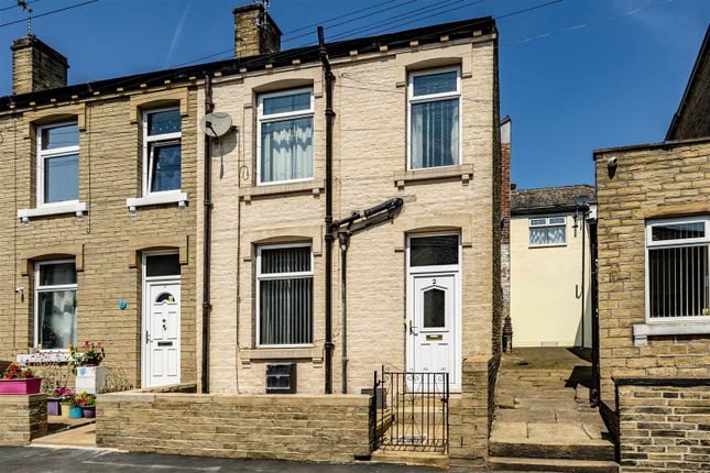 2 bed property, in Crown Street, £120,000