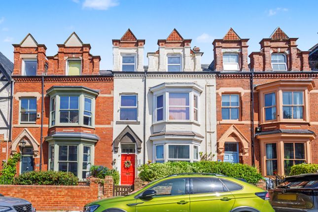 3 bed property, in Diamond Street, £100,000