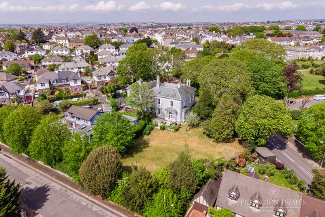 4 bed property, in Molesworth Road, £600,000