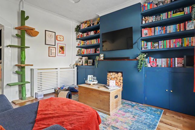 2 bed property, in Aylsham Road, £210,000