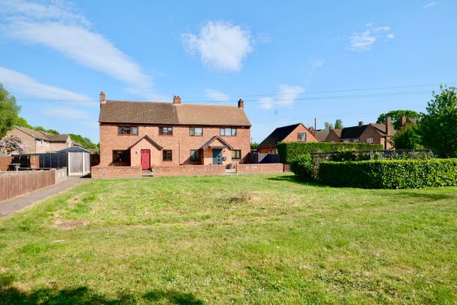 3 bed property, in Fox Grove, £395,000