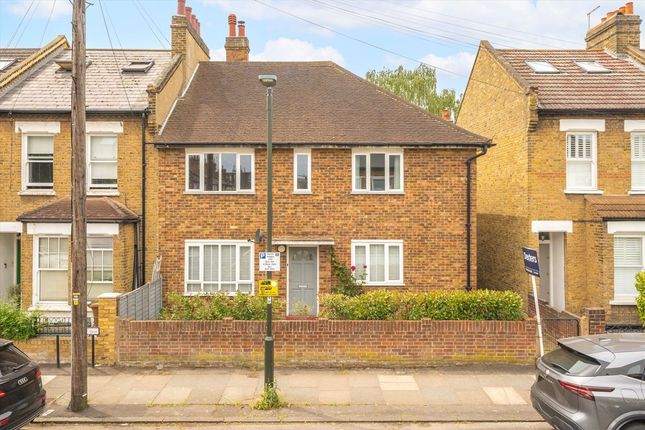 2 bed property, in Russell Road, £599,950