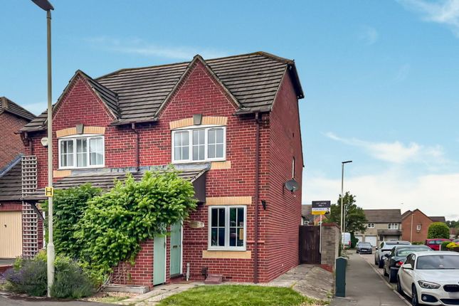 2 bed property, in Wharfdale Way, £235,000