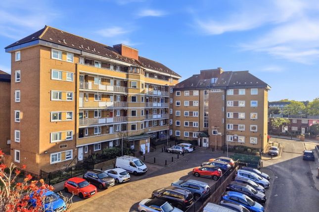 3 bed property, in Godolphin House, £325,000
