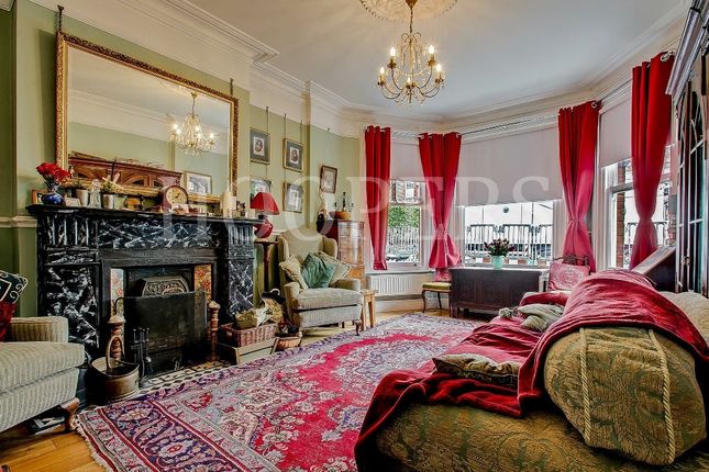 3 bed property, in Prout Grove, £850,000