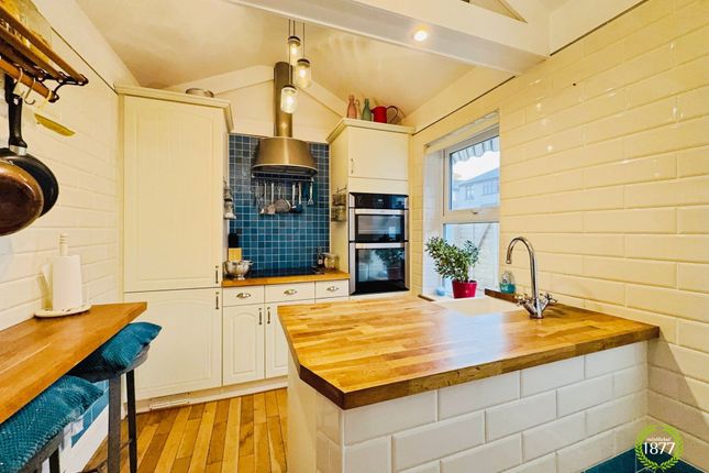 2 bed property, in Colne Road, £160,000