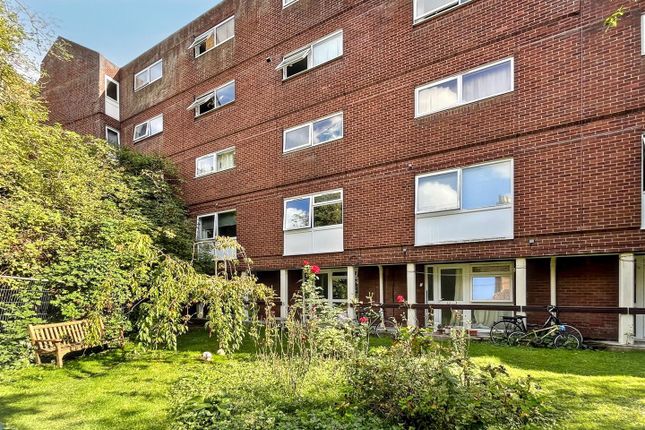 1 bed property, in Waggon & Horses Lane, £65,000