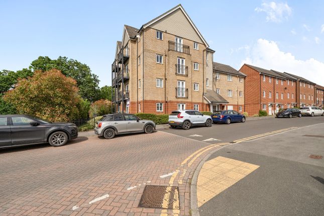 2 bed property, in Whites Way, £230,000