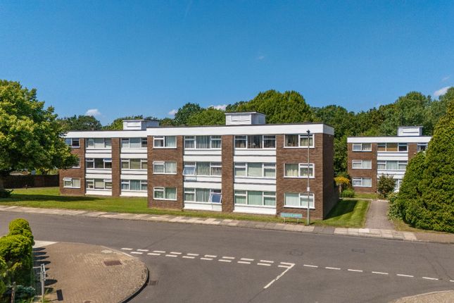 2 bed property, in St. Anthonys Court, £325,000