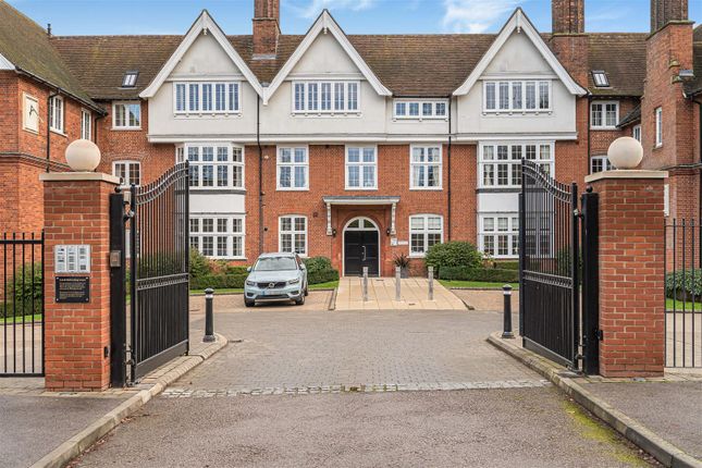 3 bed property, in Bell College Court, £500,000