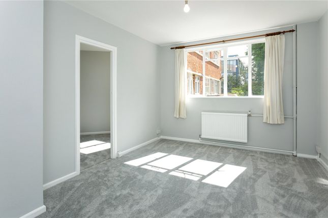 1 bed property, in Upper Richmond Road, £285,000