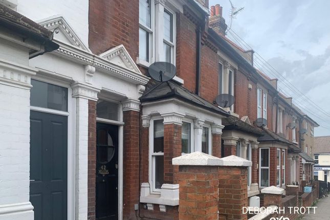 2 bed property, in Delce Road, £290,000