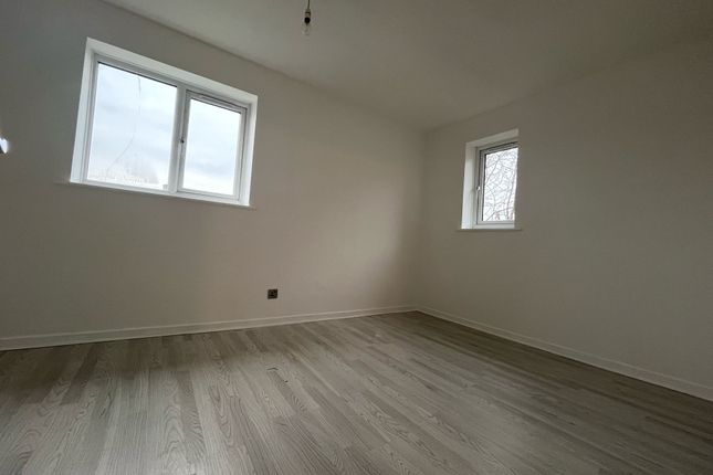 1 bed property, in Holden Close, £280,000