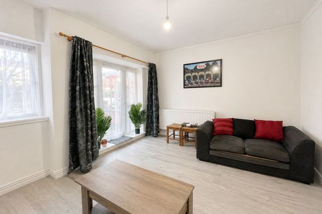 2 bed property, in Elsinore House, £365,000